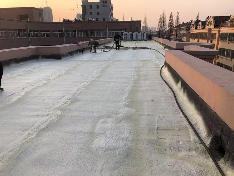 建筑物的屋面保溫越來越多地采用了聚氨酯